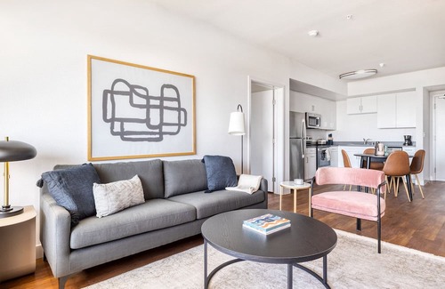 Inglewood Apartamento | Tasteful Westchester 2BR w/ Pool, Gym & W/D, 5 mins to LAX, by Blueground