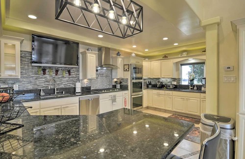 Chico Casa | Chic Paradise Home w/Terrace: 13 Mi to Wineries!