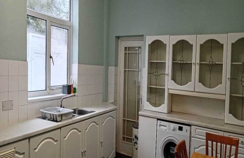 Hull Casa | Hull Contractor Lodge-Sleeps 10, Free Parking, Near Stadium