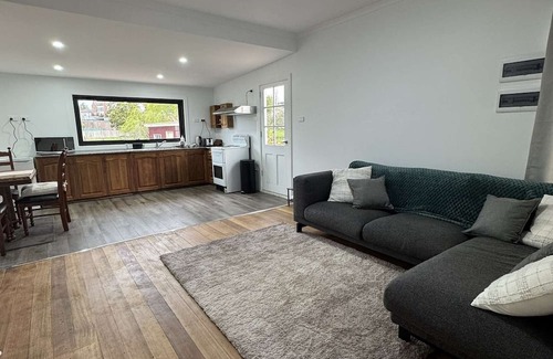 Swansea Casa | Swansea Coastal Retreat near the sea and IGA