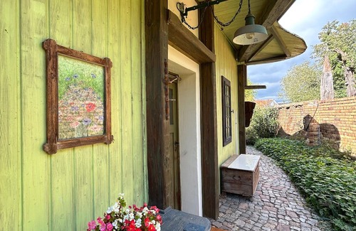 Sandersdorf-Brehna Casa | Holiday Home 'Das Künstlerhaus' with Private Terrace, Private Garden and Wi-Fi