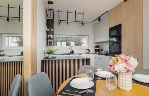 Tychy Apartamento | Barona 51 Tychy | Air Conditioned Apartment with Parking and Desk