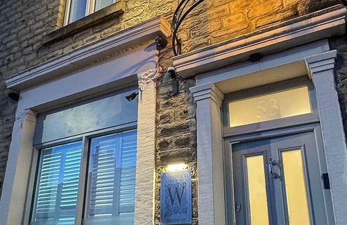 Padfield Apartamento | Located in the heart of Glossop in the High Peak, Westwood Boutique Aparthotel combines comfort with convenience. Set against the breathtaking backdrop of the Peak District.