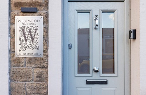 Padfield Apartamento | Located in the heart of Glossop in the High Peak, Westwood Boutique Aparthotel combines comfort with convenience. Set against the breath-taking backdrop of the Peak District.