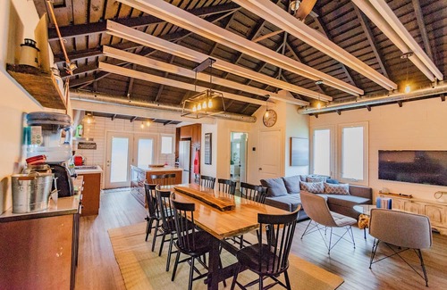 Port Colborne Cabaña | Cozy 3 Bedroom Cottage with Beach Access & Lush Outdoor Space