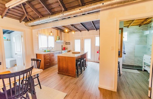 Port Colborne Cabaña | Cozy 3 Bedroom Cottage with Beach Access & Lush Outdoor Space