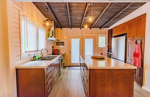 Port Colborne Cabaña | Cozy 3 Bedroom Cottage with Beach Access & Lush Outdoor Space
