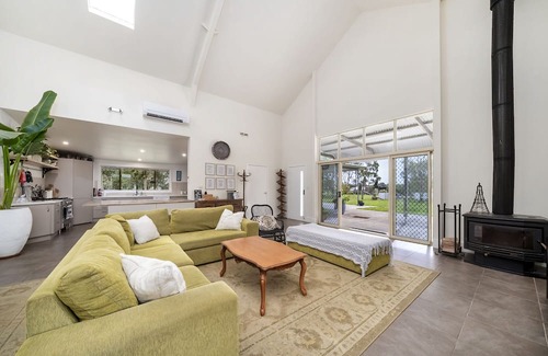 Fullerton Cove Casa | Willow Barn on 9 acres - Huge Swim Spa - Country Escape for Families and Groups