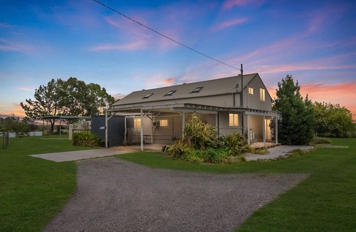 Fullerton Cove Casa | Willow Barn on 9 acres - Huge Swim Spa - Country Escape for Families and Groups