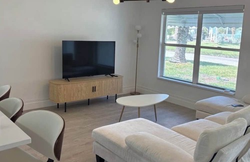 New Port Richey Casa | Chic Beach House