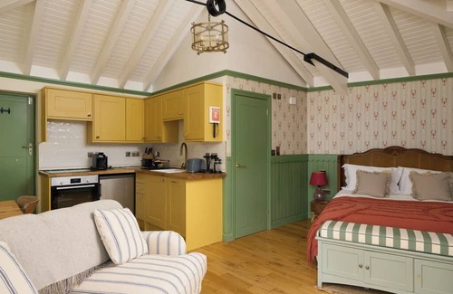 Salcombe Cabina | Luxury Waterfront Boathouse with Hot Tub, Private Garden & Alfresco Kitchen