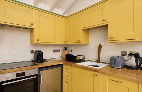 Salcombe Cabina | Luxury Waterfront Boathouse with Hot Tub, Private Garden & Alfresco Kitchen