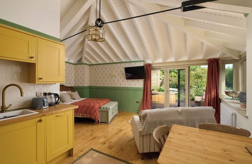 Salcombe Cabina | Luxury Waterfront Boathouse with Hot Tub, Private Garden & Alfresco Kitchen