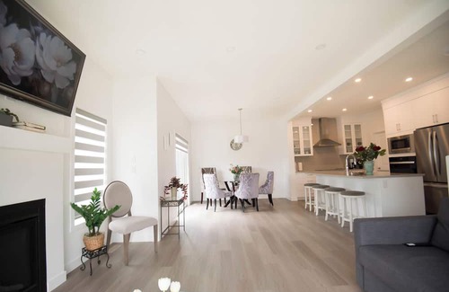 Airdrie Casa | 8 pax* NEW House *GYM* Garage parking*Airport*Dog friendly