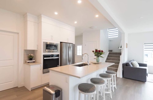 Airdrie Casa | 8 pax* NEW House *GYM* Garage parking*Airport*Dog friendly