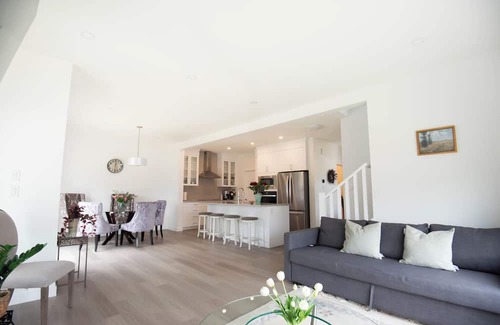 Airdrie Casa | 8 pax* NEW House *GYM* Garage parking*Airport*Dog friendly