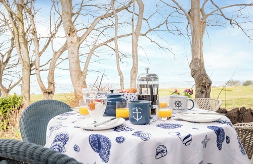 North Berwick Cabaña | Coastal Cottage in North Berwick with Garden & Golf Course Views