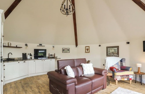 Cribyn Cabaña | YR AWEN - INSPIRATION, romantic, luxury holiday cottage in Lampeter