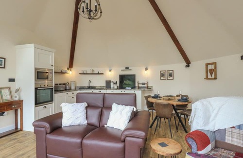 Cribyn Cabaña | YR AWEN - INSPIRATION, romantic, luxury holiday cottage in Lampeter