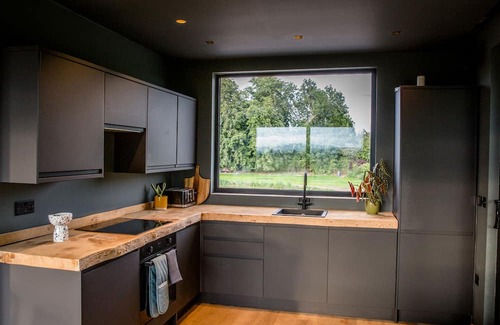Farndon Cabaña | THE RED HOUSE, pet friendly, luxury holiday cottage in Farndon