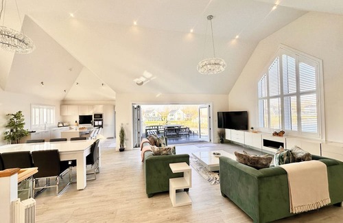 South Cerney Cabina | Detached 4 Bed, 3 Bath Lakeside Lodge. Sleeps 8. Hot Tub. The Cotswolds Lakes.