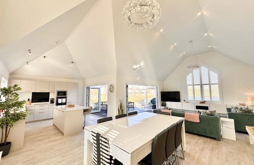 South Cerney Cabina | Detached 4 Bed, 3 Bath Lakeside Lodge. Sleeps 8. Hot Tub. The Cotswolds Lakes.