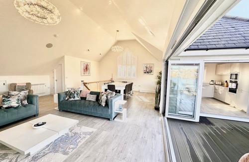 South Cerney Cabina | Detached 4 Bed, 3 Bath Lakeside Lodge. Sleeps 8. Hot Tub. The Cotswolds Lakes.