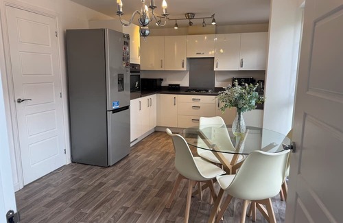Wolverhampton Casa | Modern 4-Bed Home in Wolverhampton / Comfort, Flexibility & Shared Spaces