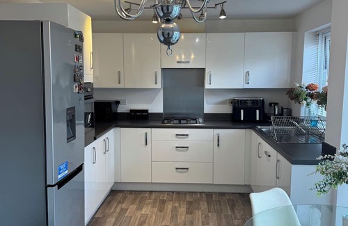 Wolverhampton Casa | Modern 4-Bed Home in Wolverhampton / Comfort, Flexibility & Shared Spaces