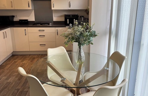 Wolverhampton Casa | Modern 4-Bed Home in Wolverhampton / Comfort, Flexibility & Shared Spaces