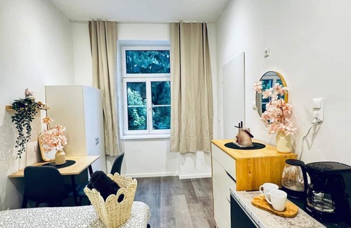 Klosterneuburg Apartamento | Practical Studio Stay with Kitchen, Laundry & Great Location