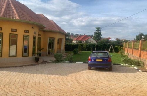 Kinazi Casa | Cheerful suburban home Nyamata