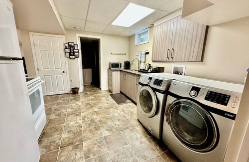 St. Albert Casa | Beautiful Suite with Fenced yard + in suite Kitchen and Laundry