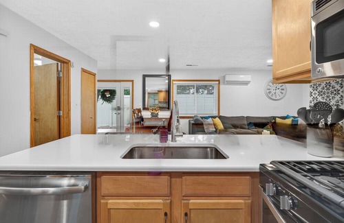 Lake Orion Casa | Charming Home in Lake Orion-King Bed, Well-Equipped Kitchen, Patio w/Fenced Yard