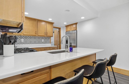 Lake Orion Casa | Charming Home in Lake Orion-King Bed, Well-Equipped Kitchen, Patio w/Fenced Yard