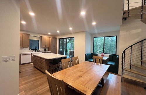 Shelton Casa | Lakefront Retreat - Dock, Golf, Hot Tub & Arcade