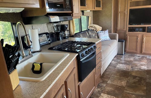 Se Ree Casa | Living the Lake Life 2 Bedroom Camper at Rough River Lake