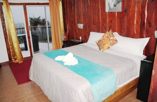 San Isidro Cama Y Desayuno | 22 bed hotel with pool just 20 minutes from Airport