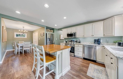 Roanoke Casa | Hot Tub Haven 4 Bedroom Home