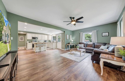 Roanoke Casa | Hot Tub Haven 4 Bedroom Home