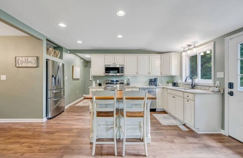 Roanoke Casa | Hot Tub Haven 4 Bedroom Home