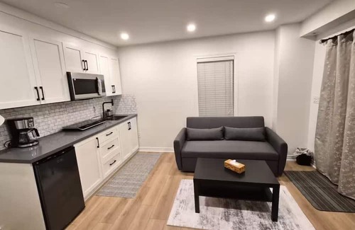 Churchill Meadows Casa | Fully furnished 1-bedroom suite Ground level unit, detached home with patio door