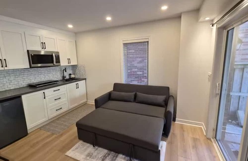Churchill Meadows Casa | Fully furnished 1-bedroom suite Ground level unit, detached home with patio door
