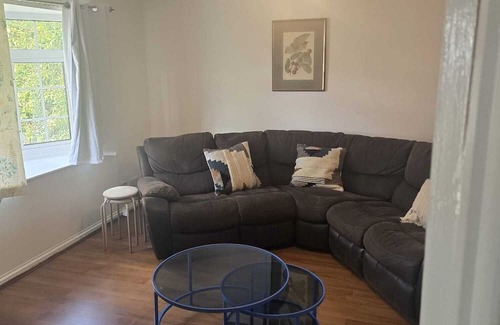 Vange Casa | Homely 3-bedroom House close to shops and also close to the town center