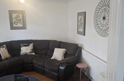 Vange Casa | Homely 3-bedroom House close to shops and also close to the town center