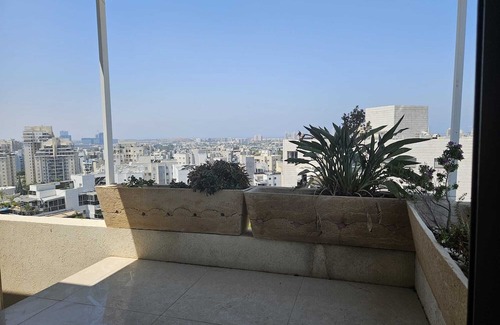 Holon Apartamento | Spacious & Luxurious 5BR in Holon w/AC, Wi-Fi, Veranda, Parking, Near Tel Aviv