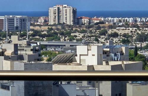 Holon Apartamento | Spacious & Luxurious 5BR in Holon w/AC, Wi-Fi, Veranda, Parking, Near Tel Aviv