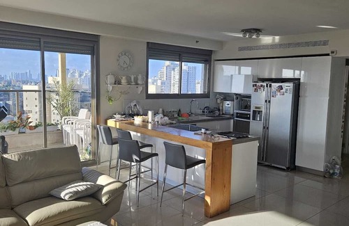Holon Apartamento | Spacious & Luxurious 5BR in Holon w/AC, Wi-Fi, Veranda, Parking, Near Tel Aviv