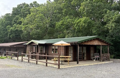 Waterlooville Cabina | Rustic Log Cabin Hideaway – Romantic Couples’ Retreat in South Downs