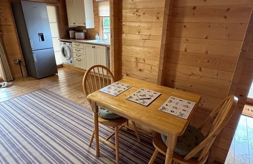 Waterlooville Cabina | Rustic Log Cabin Hideaway – Romantic Couples’ Retreat in South Downs
